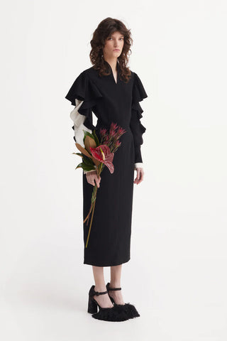 Архитектурное миди-платье с рифлёными рукавами — чёрно-молочное