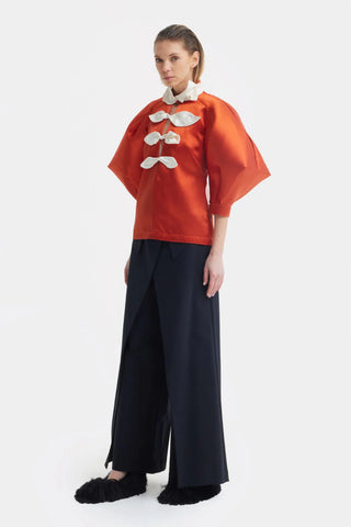 Bluză din tafta cu decolteu adânc în V și detalii florale din satin – portocalie