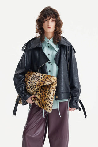 Оверсайз куртка из экокожи с эффектом крокодиловой текстуры – чёрная