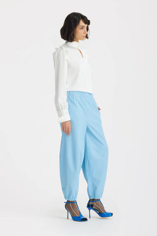 Bluză de Designer din Satin cu Mâneci Bishop și Guler Înalt — Ivory