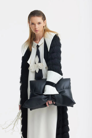 Клатч из искусственной кожи с объёмным бантом — чёрный