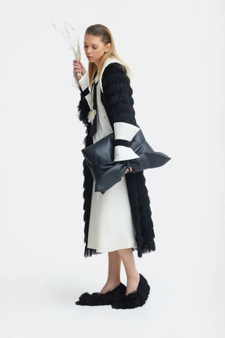 Клатч из искусственной кожи с объёмным бантом — чёрный