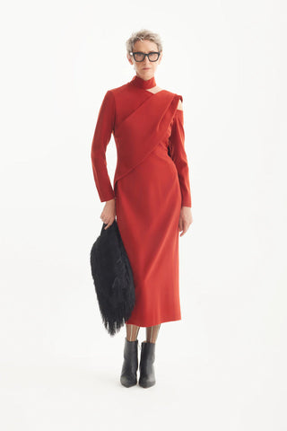 Вечернее платье миди с открытым плечом в оттенке терракоты