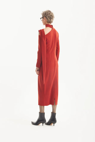 Вечернее платье миди с открытым плечом в оттенке терракоты