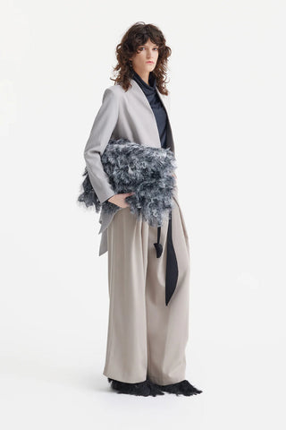 Клатч-конверт с текстурированной бахромой - серый