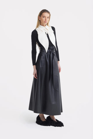 Юбка А-силуэта из искусственной кожи с высокой талией и поясом — чёрная