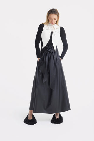 Юбка А-силуэта из искусственной кожи с высокой талией и поясом — чёрная