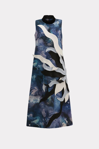 Платье без рукавов с высоким воротником и абстрактным принтом — голубое