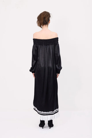 Rochie Midi din Tricot cu Un Umăr Gol și Tiv Asimetric — Neagră