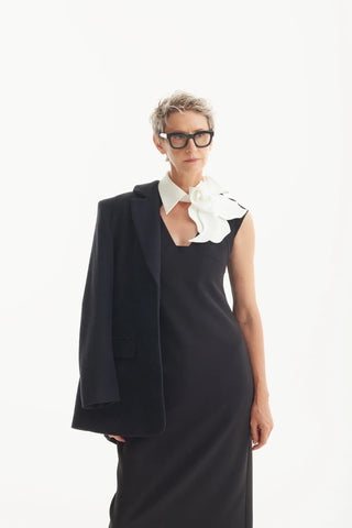 Rochie modernă tip sheath cu guler decorativ – Negru