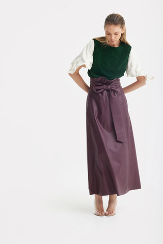 Юбка А-силуэта из эко-кожи с высокой талией и поясом - бордовая