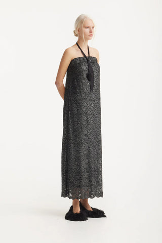 Rochie midi neagră de ocazie, fără bretele, din dantelă guipure, croială în A