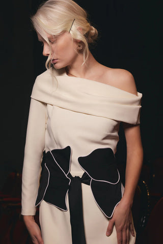 Миди-платье на одно плечо с воротником-хомут — светлая ваниль