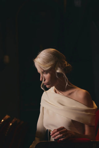 Миди-платье на одно плечо с воротником-хомут — светлая ваниль