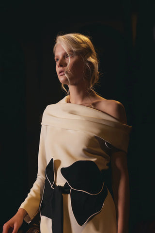 Миди-платье на одно плечо с воротником-хомут — светлая ваниль