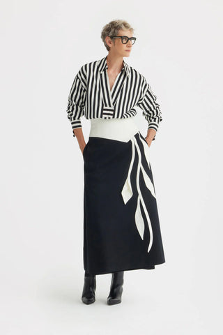 Fustă Midi Evazată Smart-Casual cu Detaliu Floral — Negru-Alb