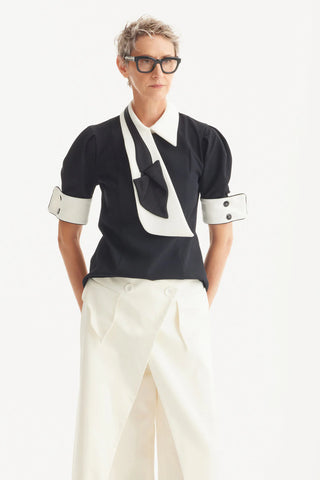 Bluză statement cu guler și manșete albe – neagră