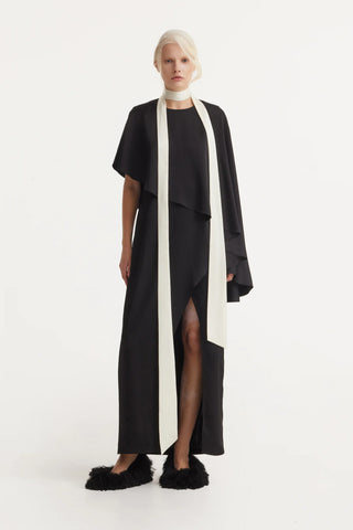 Черное Атласное Платье-Кейп с Контрастным Шарфом