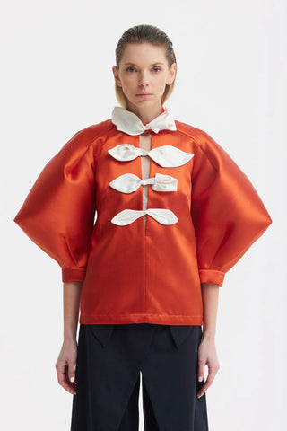 Bluză din tafta cu decolteu adânc în V și detalii florale din satin – portocalie