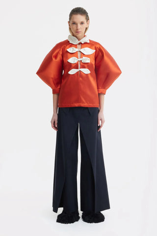Bluză din tafta cu decolteu adânc în V și detalii florale din satin – portocalie
