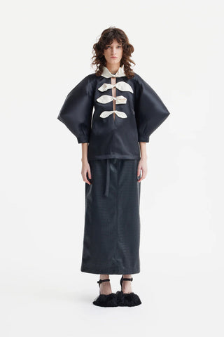 Bluză din tafta cu decolteu adânc în V și detaliu floral din satin — neagră