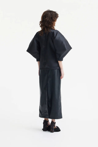 Bluză din tafta cu decolteu adânc în V și detaliu floral din satin — neagră