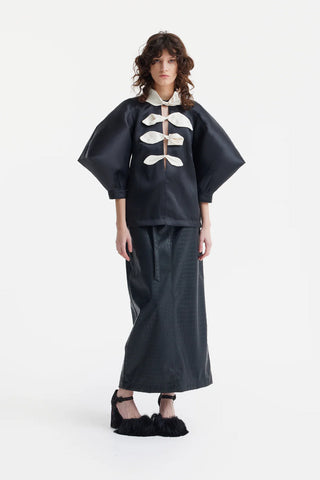 Bluză din tafta cu decolteu adânc în V și detaliu floral din satin — neagră