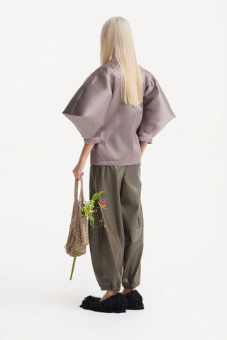 Архитектурная атласная блуза со скульптурными узлами – Тауп