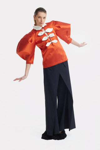 Bluză din tafta cu decolteu adânc în V și detalii florale din satin – portocalie