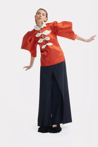 Bluză din tafta cu decolteu adânc în V și detalii florale din satin – portocalie