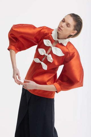 Bluză din tafta cu decolteu adânc în V și detalii florale din satin – portocalie