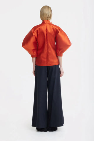 Bluză din tafta cu decolteu adânc în V și detalii florale din satin – portocalie