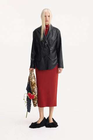 Вечернее платье миди с открытым плечом в оттенке терракоты