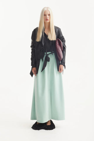 Жакет с запахом из эко-кожи с эффектом крокодила — чёрный