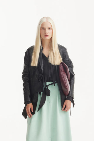 Жакет с запахом из эко-кожи с эффектом крокодила — чёрный